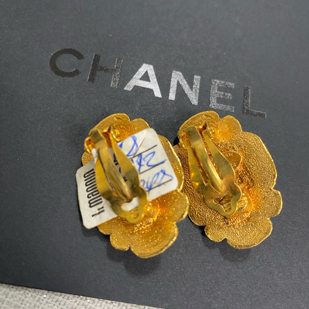VINTAGE CHANEL MASON CLIP ON EARRINGS 🤩 - Picture 5 of 7